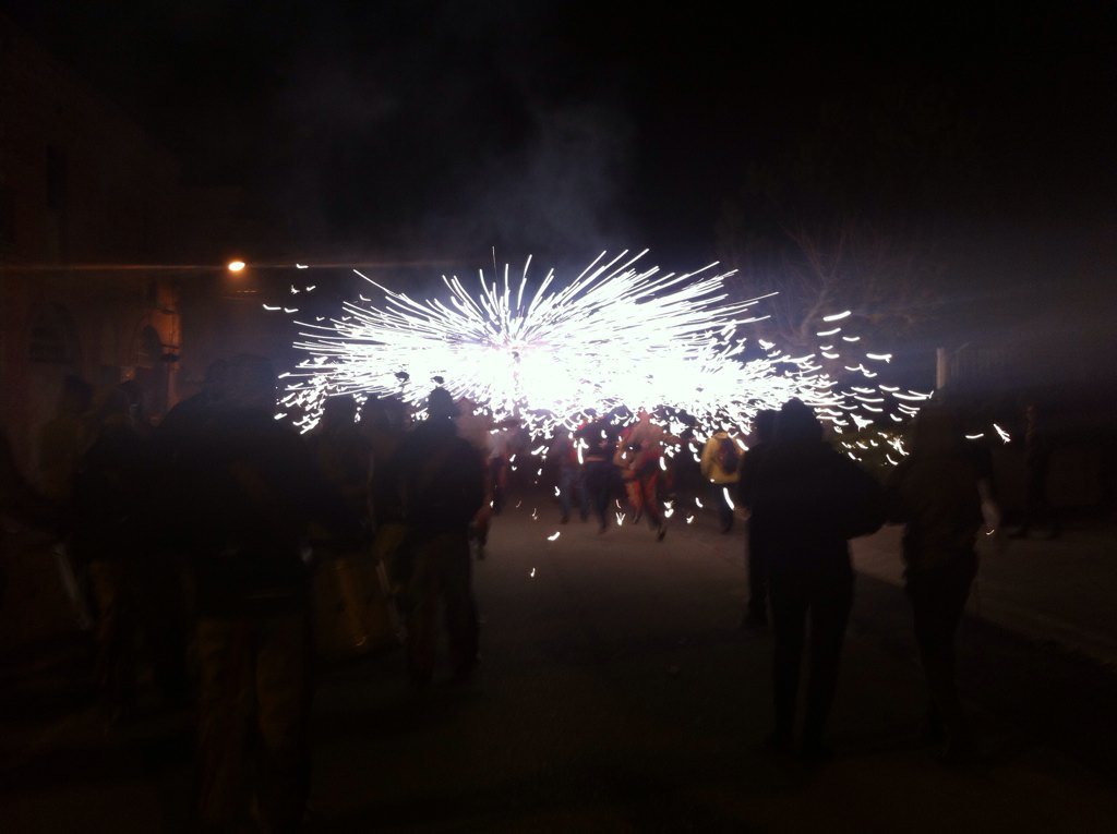 EscoltesiGuies's tweet photo. Teatre, ombres xineses, gegants i ara correfoc! Segueix l'espectacle de l'#agomeg amb @GreppTeatre @nord_occidental https://t.co/LclACG1cnY
