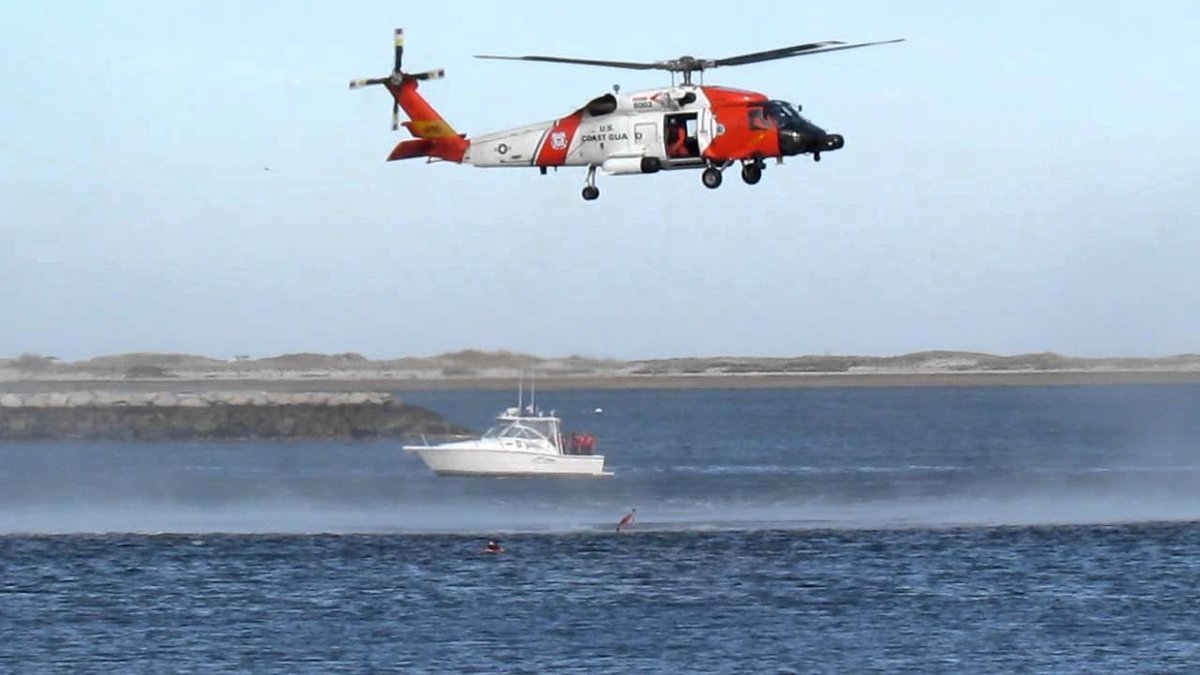 USCGAUXRI_N76's tweet photo. USCG mock rescue at Plymouth Parade! https://t.co/plWdddexGM