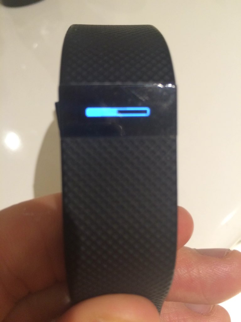 ChrisRodgerson's tweet photo. @FitbitSupport My ChargeHR stuck like this, not discoverable via BTooth and connecting to PC does nothing.Any ideas? https://t.co/5q3GF8tDQK