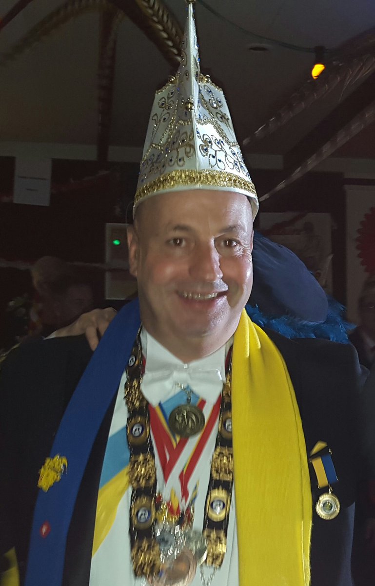 CarnavalinOss's tweet photo. Genieten @StadsprinsOss  in polonaise van finalist @CVHekkesluiters https://t.co/jxnUILynUf