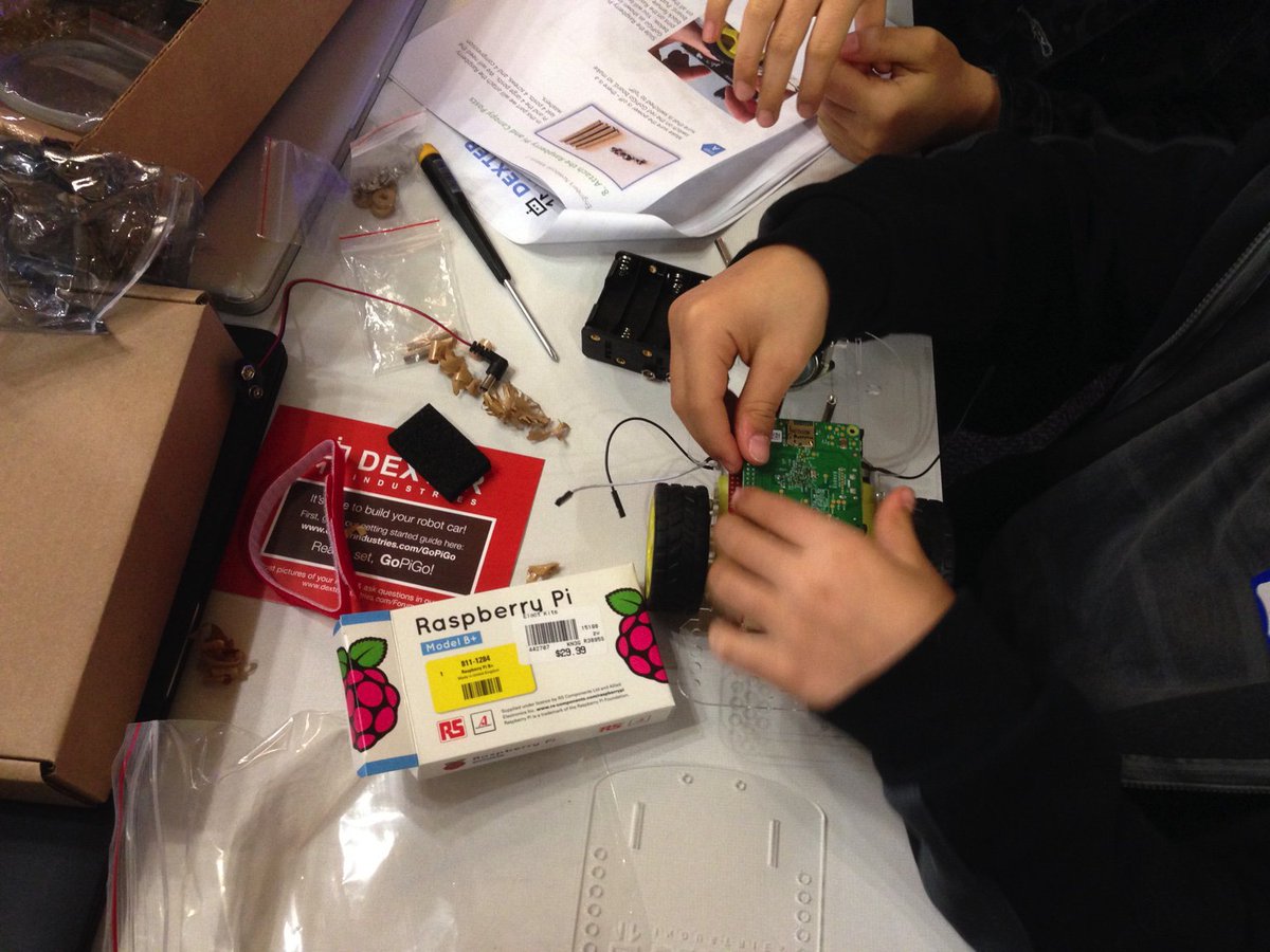 josemanners's tweet image. my kids in @CoderDojoDC making a GoPiGo from @dexterind at @thingstitute @Raspberry_Pi