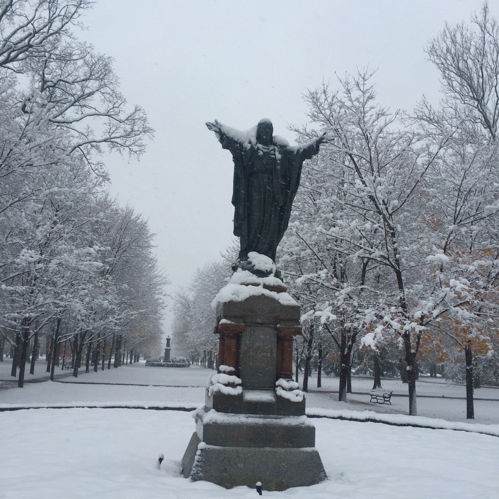 TomHoopes's tweet photo. Snowy Notre Dame #ForFreedomSetFree @ND_EthicsCenter https://t.co/oxU1zENXAd