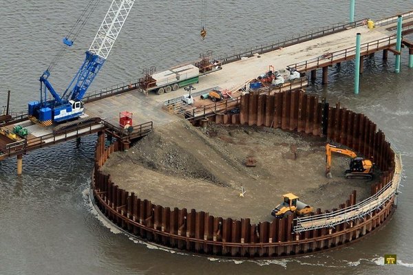 'Construcción de una pila en el puente sobre el río Mersey en Inglaterra.' by @GeotechTips