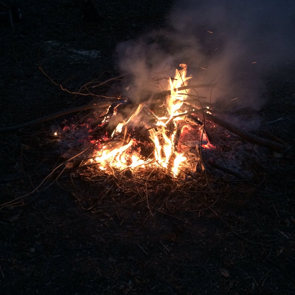 kdepede31's tweet photo. #nicenightinnewyork #bonfire  #angryorchard https://t.co/dZe8h2QVTS