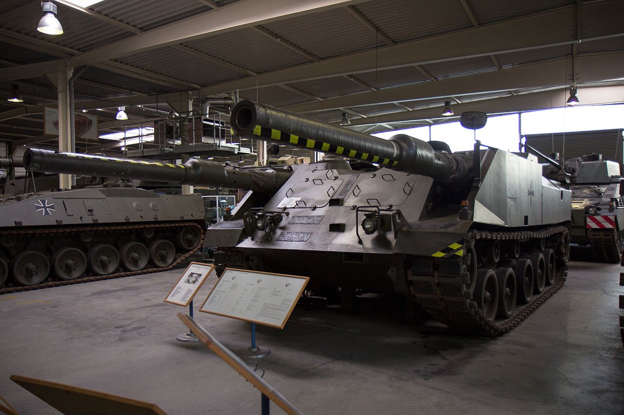 試作兵器bot Vt戦車 ドイツ 二門の主砲を持つ駆逐戦車 ではなくて実は主力戦車 なんとドイツの世界一のハイテク技術で 行進間射撃ができ 駆逐戦車と主力戦車のいいところ取り なお二門の主砲のおかげで コスト高 車体大となり没 T Co