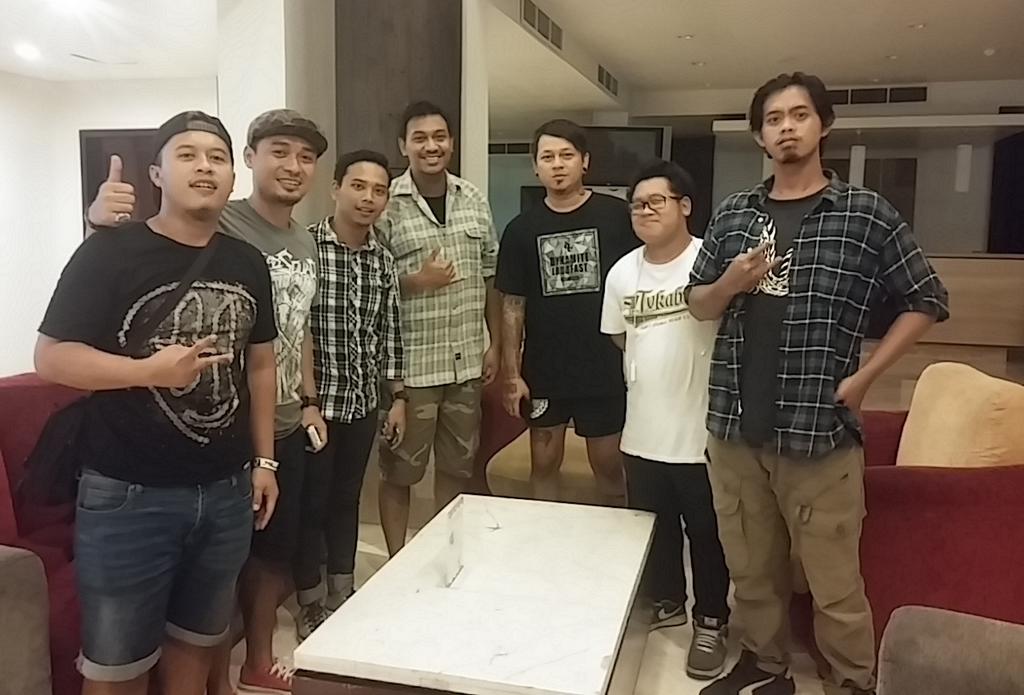 Ngobrol2 santai tp padat merayap semalam bersama drummer2 gagah <a href="/ArieHardjoss/">Arie Hardjopawiro</a> TipeX dan <a href="/andyangorust/">andyangorust.com</a> Dead Squad 😀