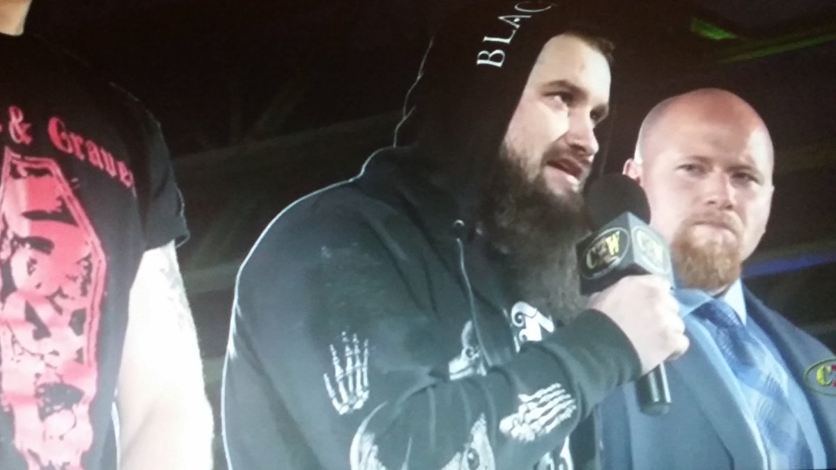 The_Lovely_One_'s tweet photo. .@OIFK1324 wearing my favorite @BlackCraftCult hoodie at #NightOfInfamy @combatzone ๐ฅโช #devildarling https://t.co/D9L5VWUh7B