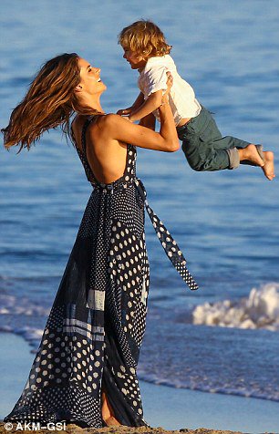 _Starkiddo's tweet photo. Alessandra Ambrosio is on a photoshoot with son Noah. #AlessandraAmbrosio #NoahPhoenix
https://t.co/g8pF6XxVvO https://t.co/2ebgjPOU4w