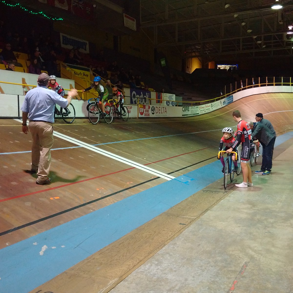 forestcityvelo's tweet photo. Youth division is on the rail for a 15 Lap Scratch Race #cycling https://t.co/jQz8nZpQGD