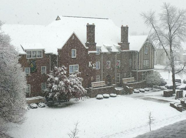 The house always looks great when it snows #Purdue #FirstSnow