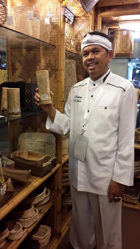 Di Tempat Kita Benda Ini Nyaris Dilupakan, Di Negri Orang Begitu Dimulyakan, Selamat Berlibur#Salam Anyaman.