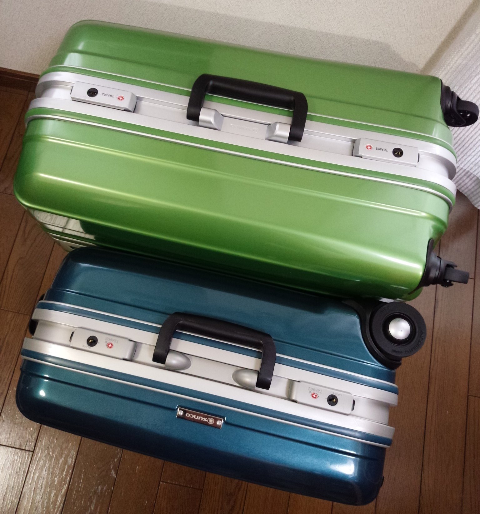 Kiitos Bflat 新スーツケース到着 サンコーのスーパーライトmg Ex 57cm 3 5kg 57l 今なら密林jpで15 オフ めちゃ軽 手持ちの前モデル機内持ち込みサイズ 49cm 2 8kg 29l と比べると胴が太いなー T Co 2xtgrpoxh0 Twitter