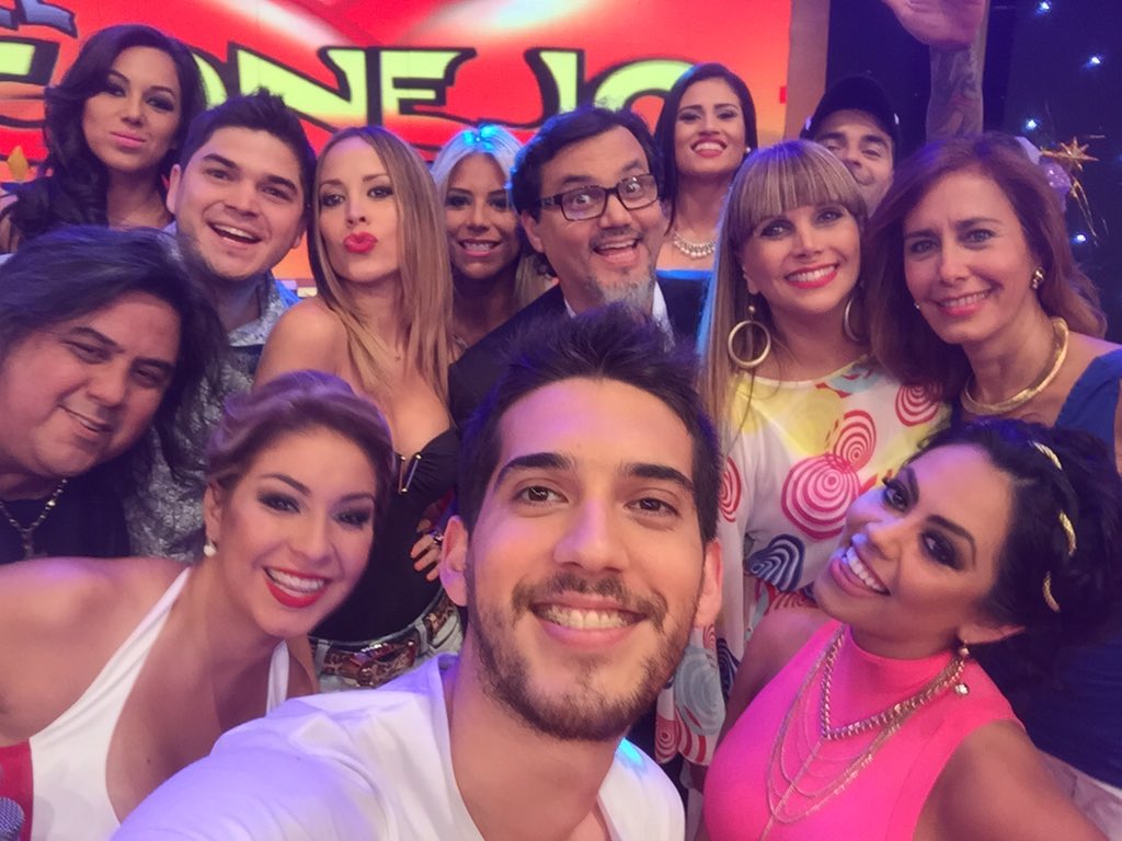 RubenRubin_'s tweet photo. MEGA Selfie parar despedir el Sábado! Nos divertimos un montón.. Gracias por compartir con nosotros cada Sábado! https://t.co/nrD393y57v