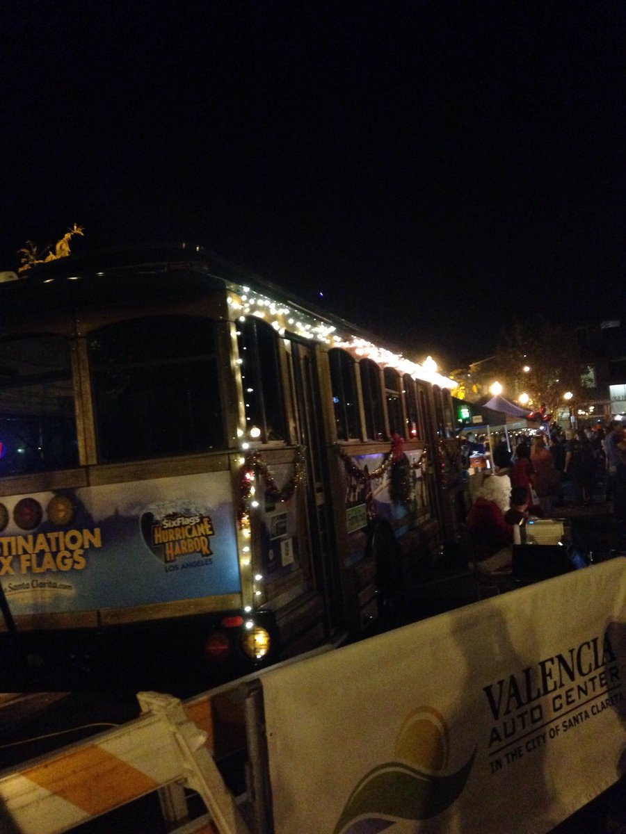 SCTBus's tweet photo. Have you taken your photo with Santa yet? #lightupmain #santaclarita #scv https://t.co/D77oMgXyfh