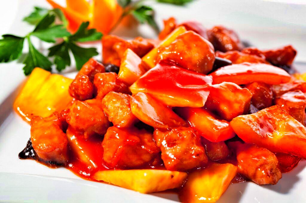 NOW iM iN NEW YORK
EATiNG SWEET &amp; SOUR PORK
