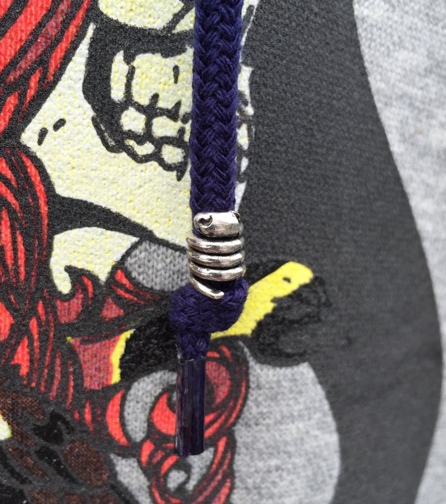 ANDSUNScrew's tweet photo. 【THE BEAST PULLOVER】
裏起毛のスウェット地を使用したプルオーバーです。
フード紐にはチャームが装着されています。
#andsuns #andsunscrew #asc2003 #as2003 https://t.co/RczyEIMLjj