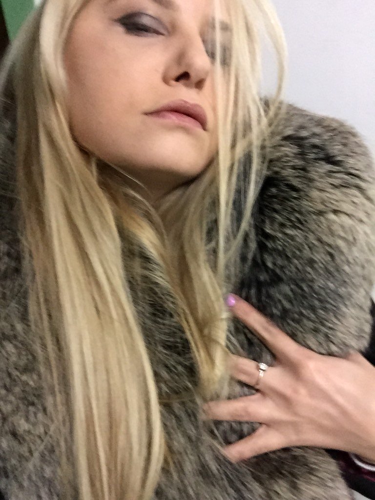 Нацепила на пальто воротник-богачка!