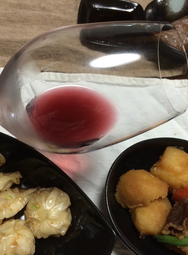 umako66's tweet photo. 新酒のツマミに肉じゃがは最高のマリアージュですのん。
#ひとり晩酌 #肉じゃが #ボジョレーではない #ヌーヴォーだけど #オーストラリア #TommyRuff #変わってるけどおいしい #色もベリーじゃない #試飲して衝動買い https://t.co/D3CEwAECoG