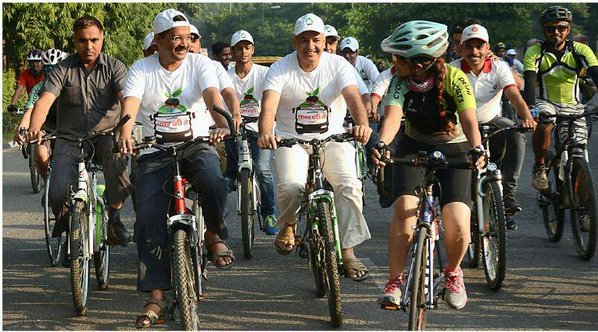 2011guptashalin's tweet photo. Kejriwal is looking more Delhite in this pic than rest actually are. #SwagCap https://t.co/syzKtEDXAF: Kejriwal is looking more De...