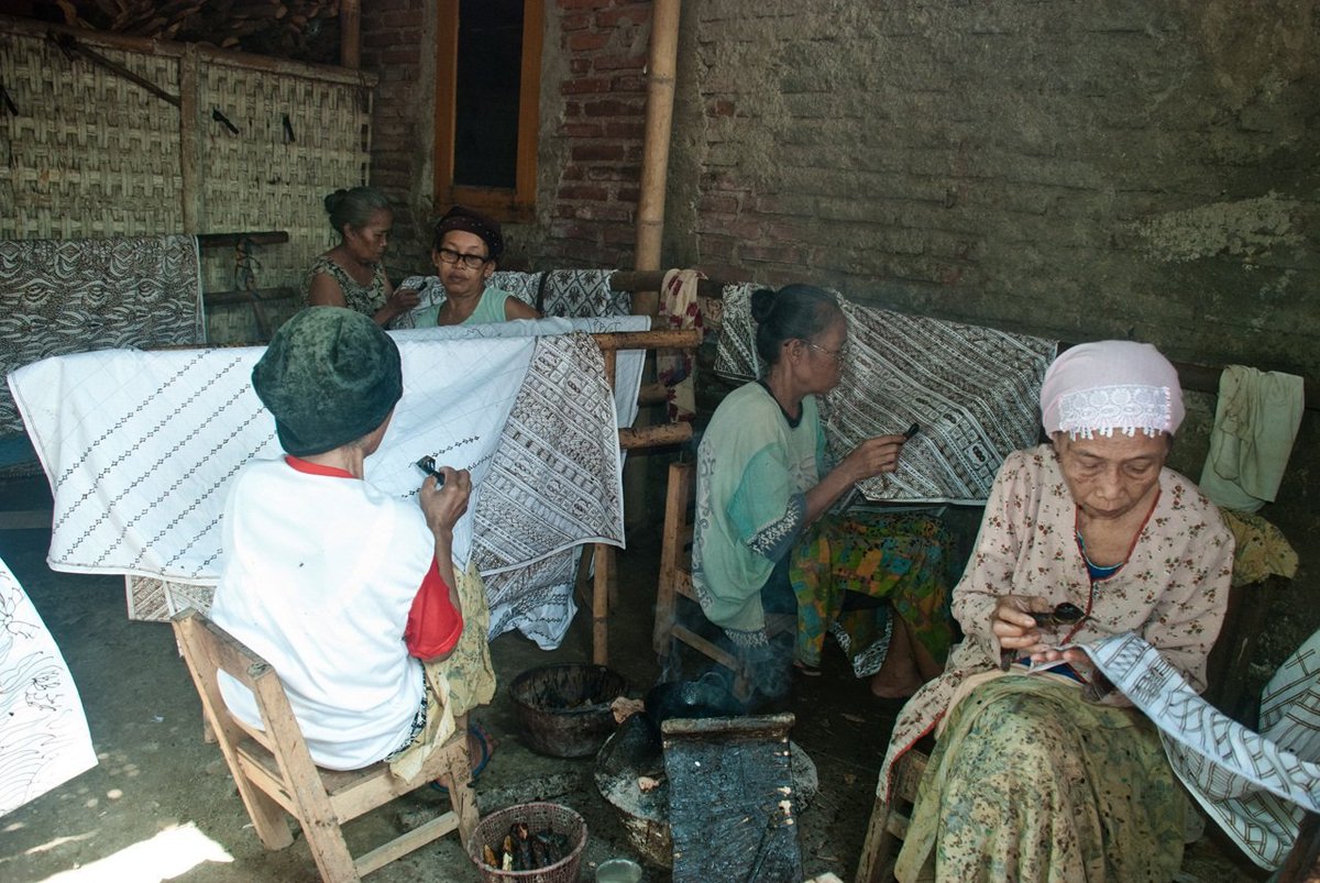 Di kampung kami, msh byk pembatik kain macam ini lho.