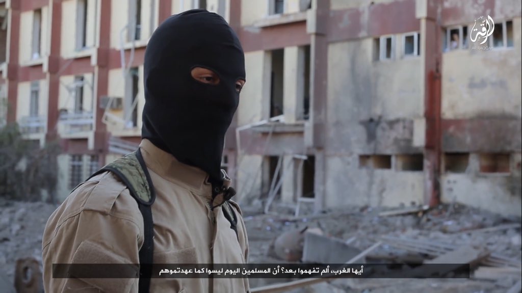 _DavidThomson's tweet image. Nv vidéo EI (W.Raqqa) de félicitation des attentats de Paris, "ce n'est que le commencement" disent 2 jihadi franco