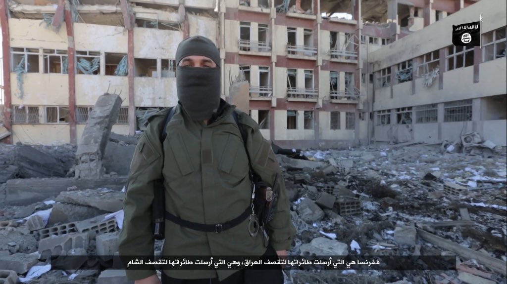 _DavidThomson's tweet image. Nv vidéo EI (W.Raqqa) de félicitation des attentats de Paris, "ce n'est que le commencement" disent 2 jihadi franco