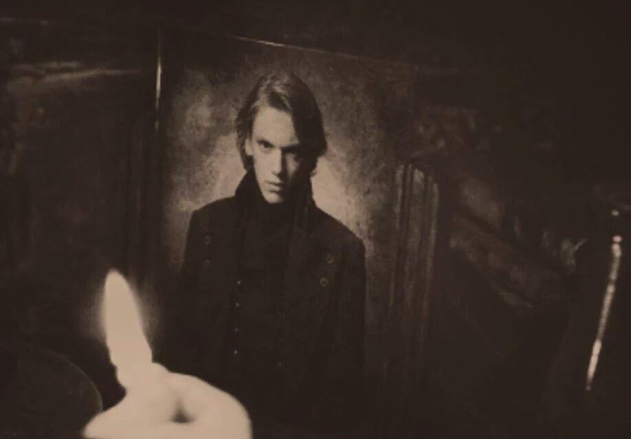 Happy birthday to Jamie Campbell Bower who played a young Gellert Grindelwald in the films. Stay Gucci! 