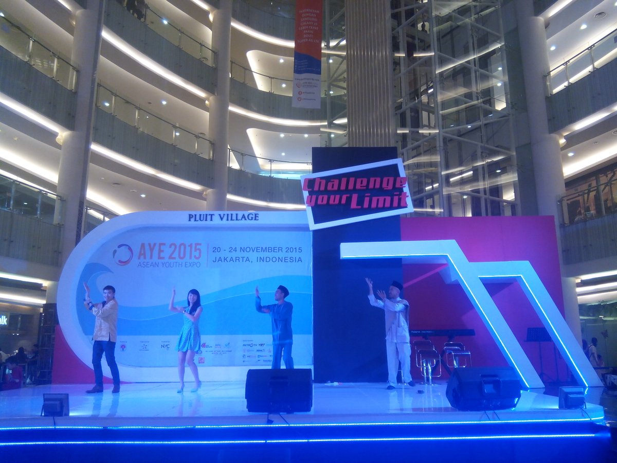 ASEANYC's tweet photo. We are enjoying cultural performance from Singapore #iVisitAYE #AYE2015 https://t.co/H3zWh7Ja3l