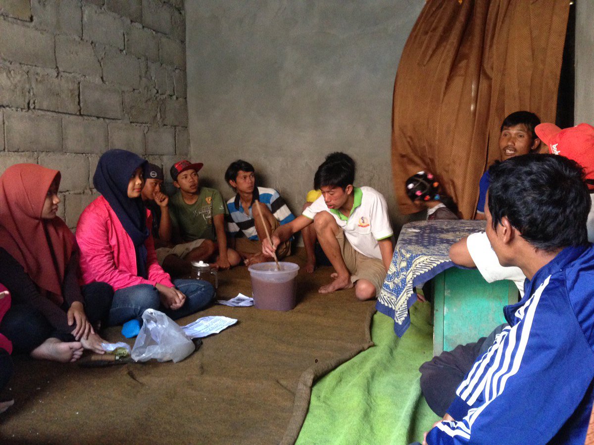 Sospol_EMUB's tweet photo. Sekarang temen" dari keluarga bina desa sedang ada penyuluhan tentang pembuatan pestisida hayati. https://t.co/Awgi6NaTen