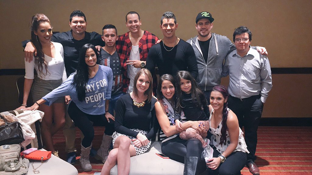 CapitanesMusic's tweet photo. Terminando nuestro sábado trabajando #segundafamilia #show #bailarinas #DJ #sonidista #crew #loscapitanes 🙏💪 https://t.co/UPa4vnhYzb