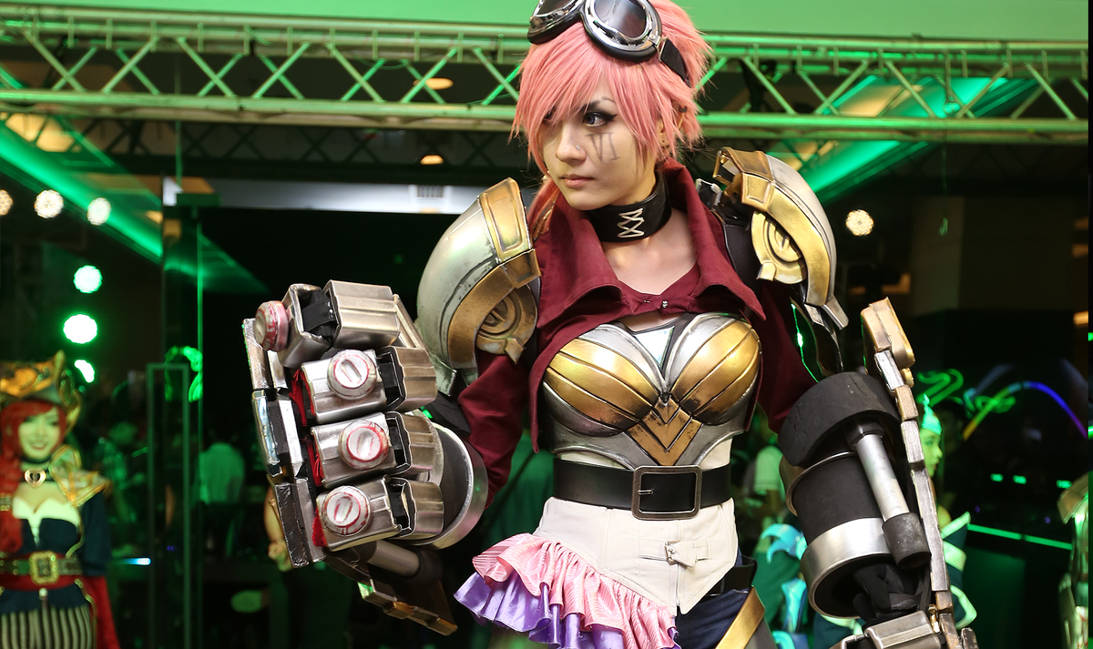 Razer's tweet photo. We have really kickass cosplayers out at #RazerStoreTH Bangkok. Swing by our opening weekend event if you're near. https://t.co/CoNEksvZQ2