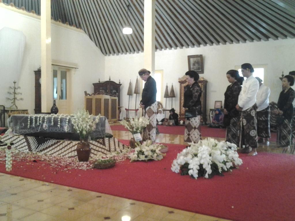 #SurudDalemPAIX Sultan HB X mendo'akan beserta pamreswari dan para putra | <a href="/PuraPakualaman/">Kadipaten Pakualaman</a>  <a href="/starjogja/">STAR FM 101.3</a>