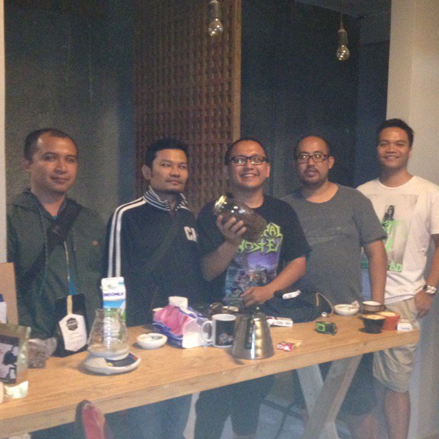 kofi_299's tweet photo. Bersama teman, berbagi ilmu dan cerita tentang hidup dan kopi... 
At kedai kopi 299 lab
#ipokulud https://t.co/LTjYNCiGmG