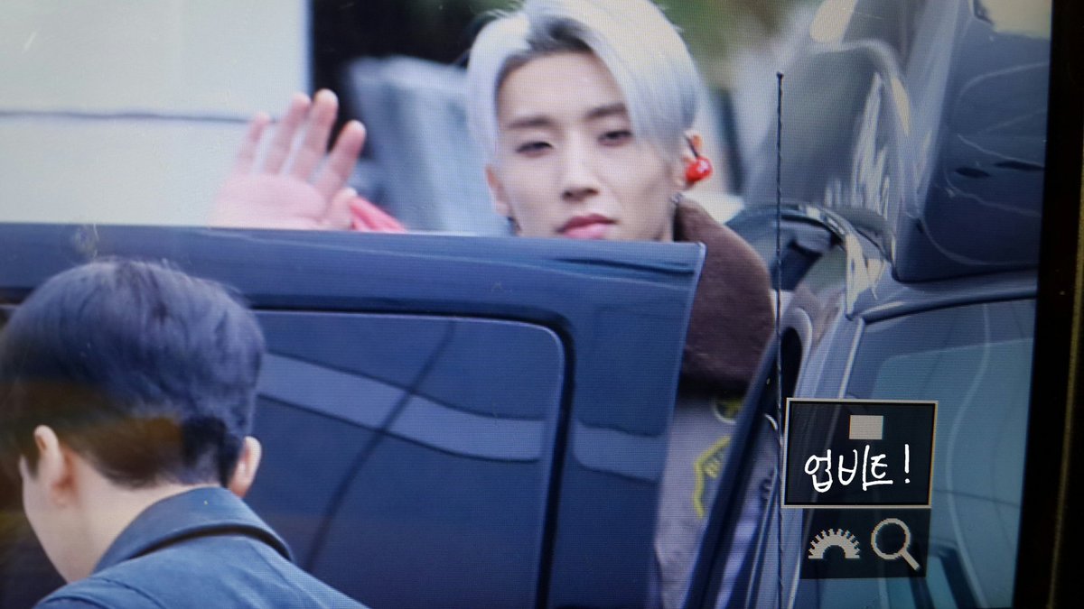 upbeat_950206's tweet photo. 151122 인기가요 #종업 #JONGUP
@BAP_Jongup 안뇽🙌 추워❄ https://t.co/FWNZDHtL05