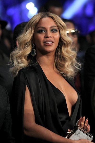 BeyLegion's tweet photo. Beyoncé at the Miguel Cotto Vs. Canelo Alvarez fight tonight. https://t.co/exC0u9iKP9