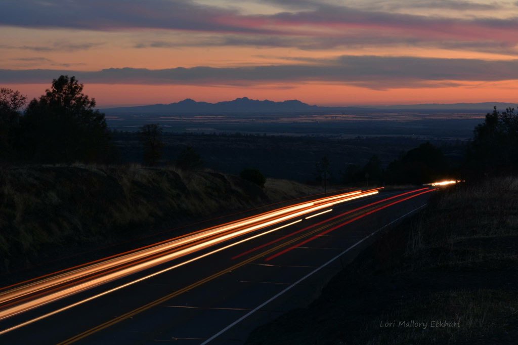 LoriEckhart1's tweet photo. @ChicoER @ChicoCA @ChicoChamber Sunset over the Buttes from Hwy 32 #sunset #TheButtes @ActionNewsNow #hotshot https://t.co/aJVBF9S9UF