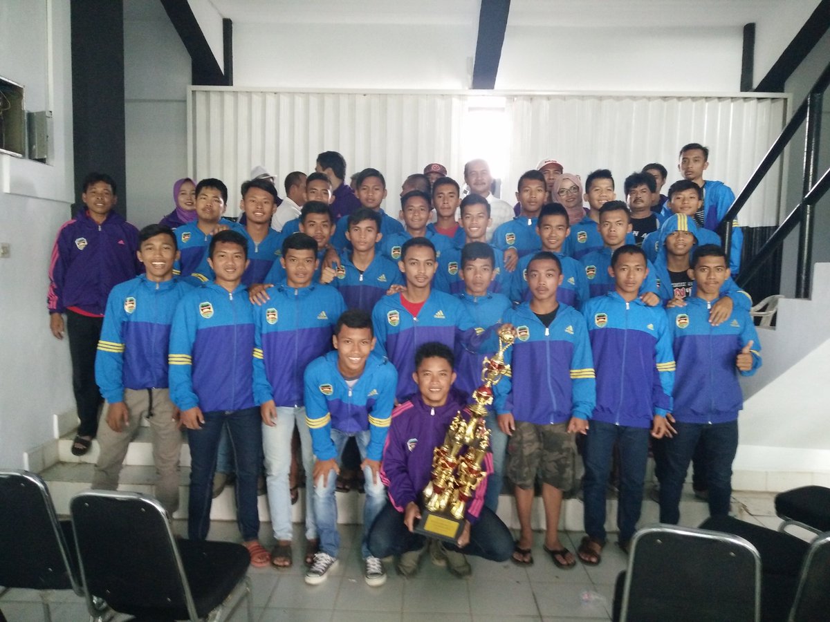 Penyerahan piala juara 3 aher cup u 17 th 2015 se jabar dari menejer persipo u 17 kpd ketum persipo