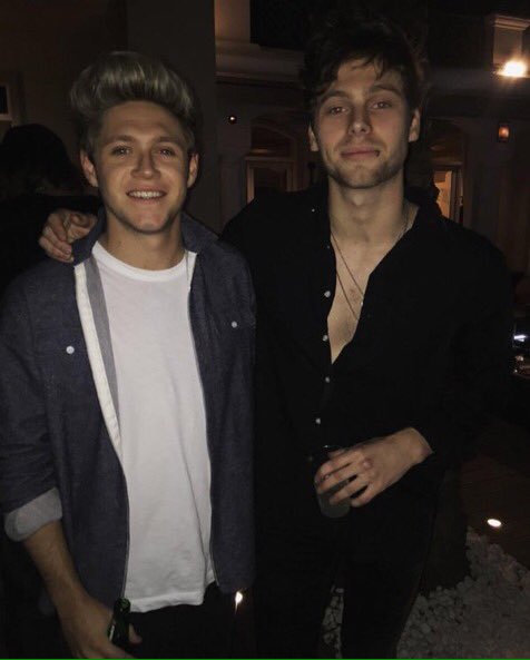 iammalumtrash's tweet photo. his chest tho, but was that chest hair? #MTVStars 5 Seconds of Summer https://t.co/rJpm19AR0y