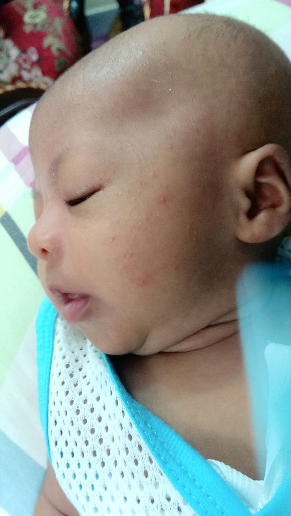 nurzawanies's tweet photo. Nu'man Alfateh turns 1 month today. Leher mana leher? Tu double chin ke triple chin tu syg? Hahaha. #littleNA 💪😍😘👶 https://t.co/XAJXm10YDj
