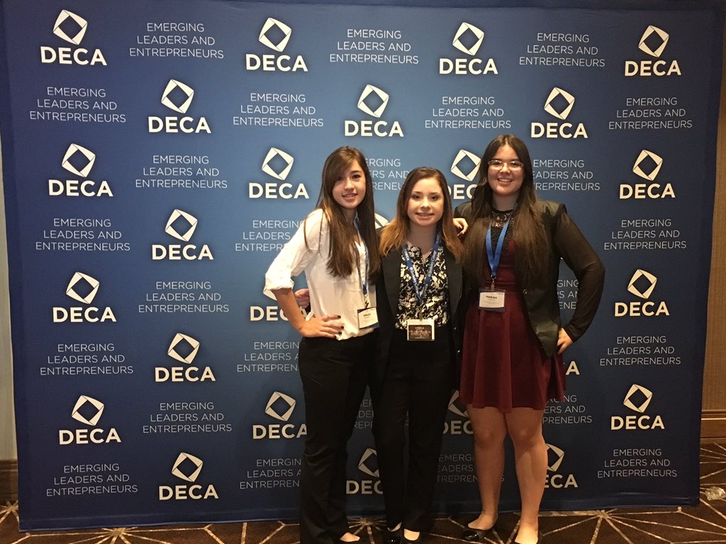 typicaIzoe's tweet photo. fun night w/ fun people #DECAPowerTrip #BeDECAEpic #BeDECASocial π· https://t.co/FHwhEyUeGU