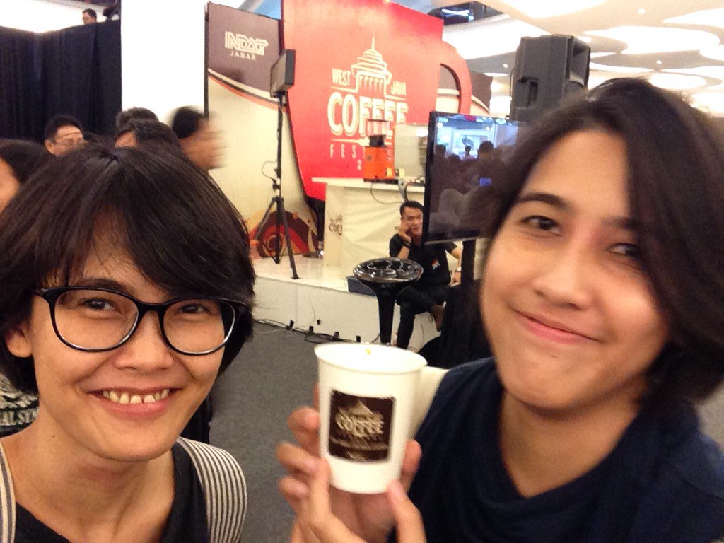 Ngopi di <a href="/wjcoffeefest/">#NgopiAsyikKopiJabar</a> #NgopiAsyikKopiJabar. Lagi sruput kopi dr Cikuray: nutty, nangka.