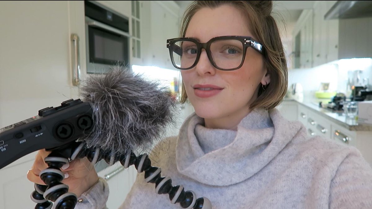 EsteeLalonde's tweet photo. NEW VLOG! JUST AN AVERAGE WORK DAY!! https://t.co/uOCI4eCXbr #FOREVERNOVEMBER https://t.co/WfUucovVNJ
