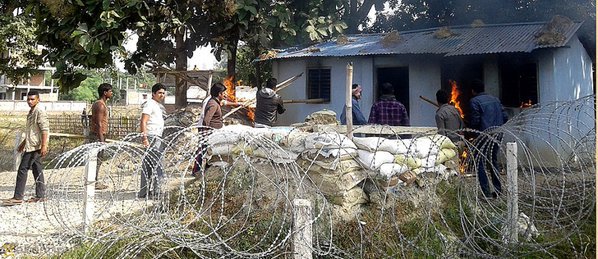 rambohara's tweet image. मधेशीमोर्चाका कार्यकर्ताले सप्तरीमा प्रहरी पोस्टमै पसेर यसरी आगो लगाउन थालेछन् । अनि प्रहरी पनि के गरोस् !