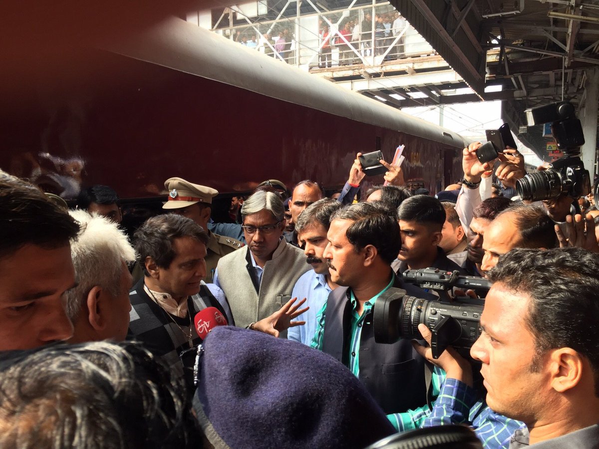 AhteshamFIN's tweet photo. सुरेश प्रभु UP का करेंगे विकास @sureshpprabhu @RailMinIndia @GM_NRly @GMNCR1 @gmner_gkp @drmbsbner @drmlko25 https://t.co/up7h1SmM5m