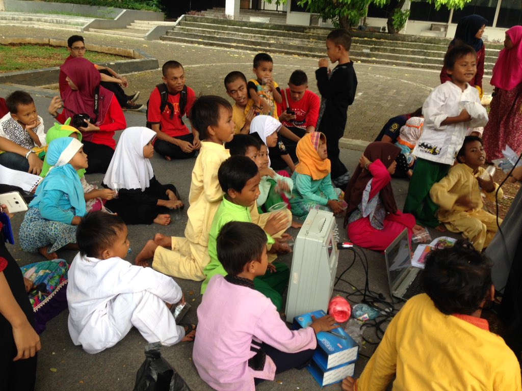 Adek2 pada serius nihh merhatiin kakak2nya