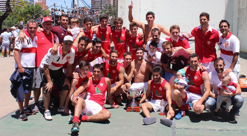 bancoprovhockey's tweet photo. Toma! Ándate a dormir con estas dos! BANCO CAMPEÓN 2015! https://t.co/EWEKJsHtAa