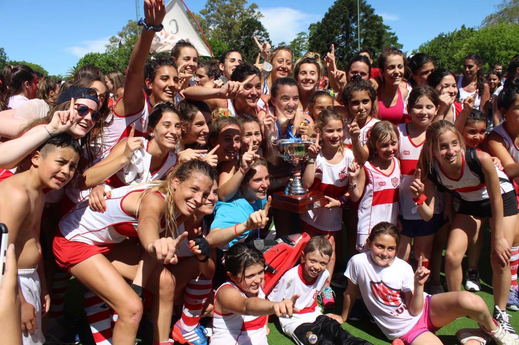 bancoprovhockey's tweet photo. Toma! Ándate a dormir con estas dos! BANCO CAMPEÓN 2015! https://t.co/EWEKJsHtAa