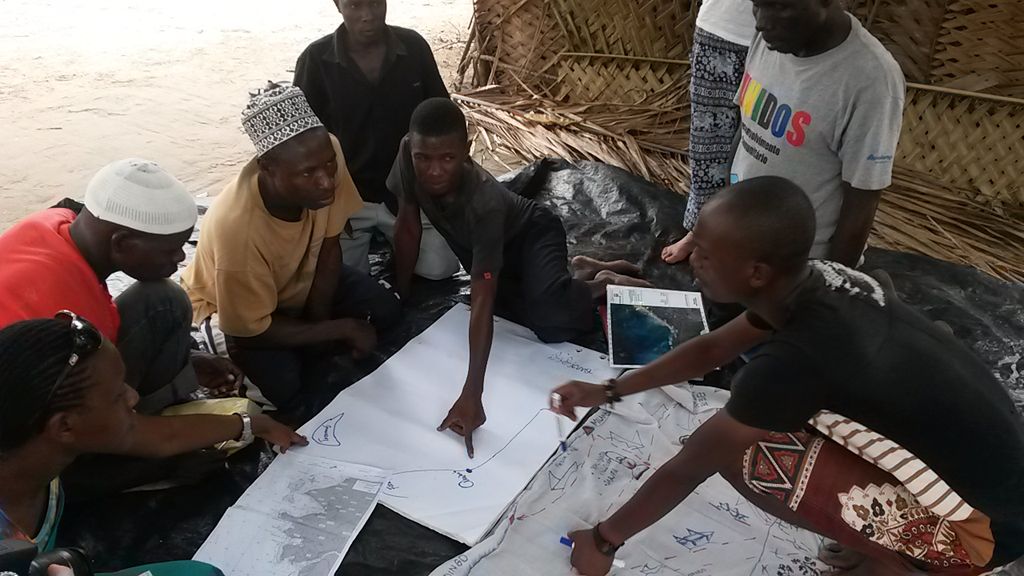 BeccaEShort's tweet image. Can&apos;t b arsed chasing fish? Just ask the bloomin&apos; fishermen where they are! Moz #fieldworkwin @ZSLMarine @ZSLScience