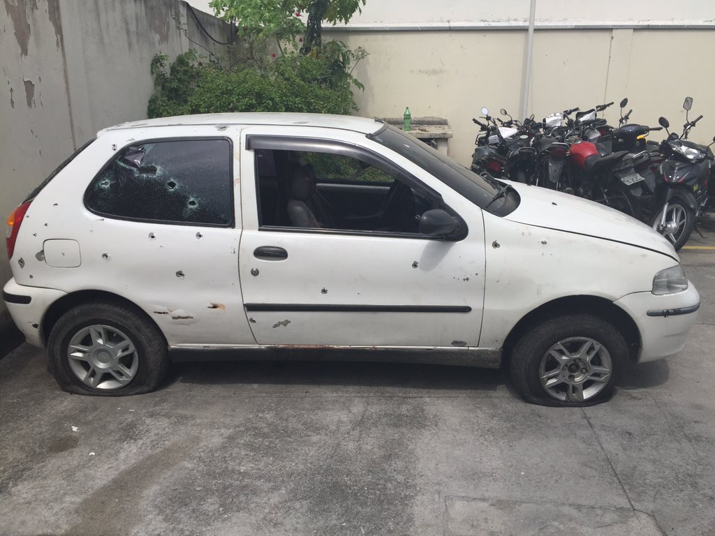 silvanaramiro's tweet photo. Policiais de IRAJA fuzilam carro e matam 5 jovens q voltavam do Pq. Madureira. Os PM's estão presos. @LeiSecaRJ https://t.co/0e6coe2daR