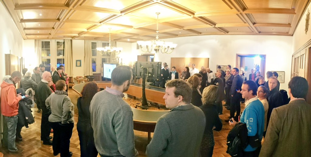 Volles Haus bei der Wahlparty im Rathaus. 57/87 Wahlbezirke - Zwischenstand: 65,5% für JA. 
#kielfuerolympia der